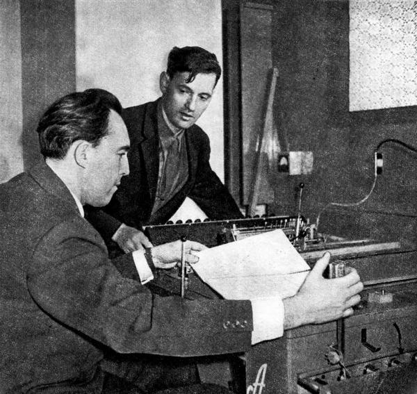 Е. А. Мурзин и композитор Н. П. Никольский (слева) за синтезатором АНС.