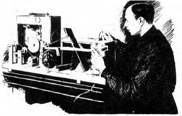 Евгений Александрович Шолпо возле первой модели вариофона.