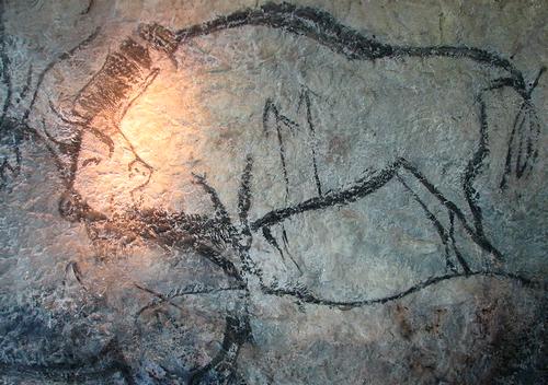 Изображение бизона (выполнено чёрной краской), пронзённого гарпунами (пещера Нио, Франция).