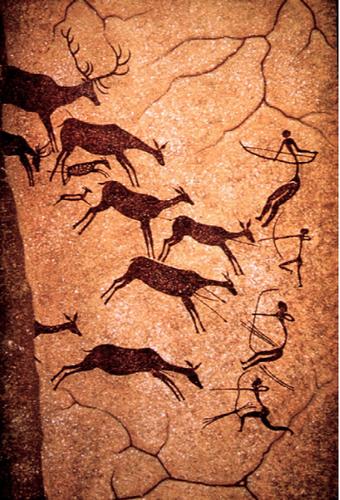 Изображение сцены охоты на оленей, выполненное тёмно-красной краской на скале (Испания).