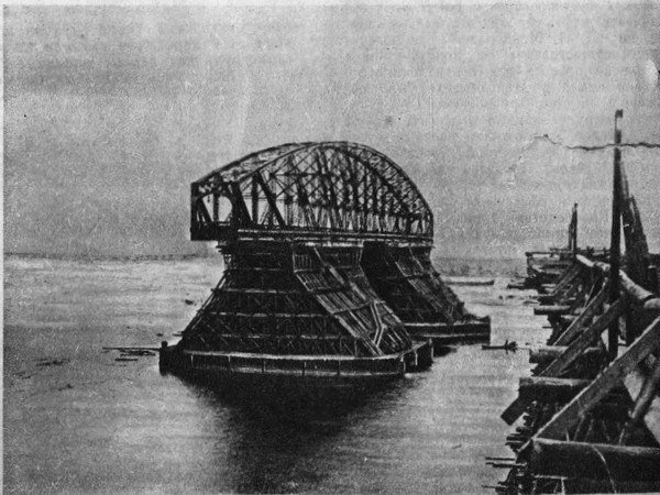 На строительстве одного из крупнейших мостов, сооружённого по проекту Шухова
