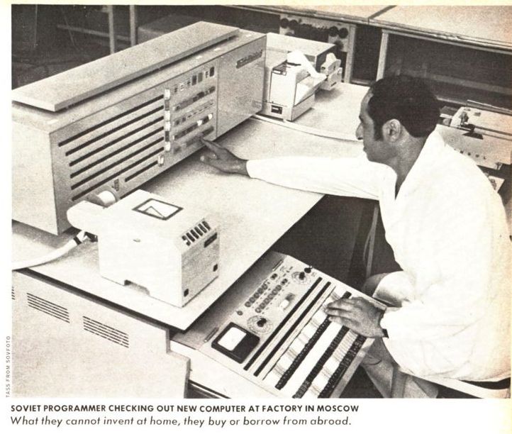 Советский программист на московском предприятии проверяет новый компьютер. Но почему-то они не могут разрабатывать компьюетры у себя дома, а покупают или арендуют их за рубежом..