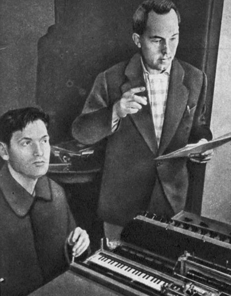 Кандидат технических наук Евгений Александрович Мурзин (слева) и композитор Николай Никольский работают с синтезатором АНС.