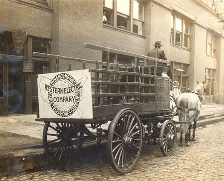 В 1872 году "Gray & Barton" сменили название на "Western Electric Manufacturing Company". Стайгер стал президентом, Бартон - главным менеджер, а Грей - главным разработчиком. Western Union приобретает контрольный пакет акций.