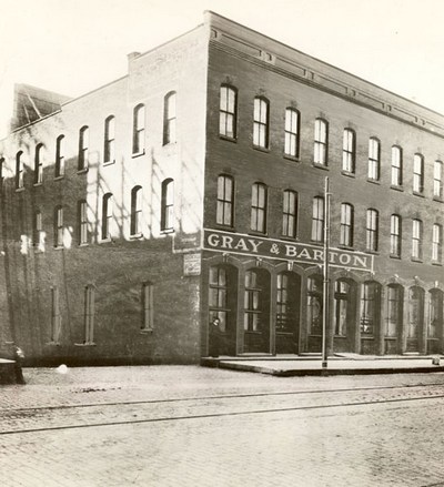Компания "Graybar" - предшественница "Gray & Barton" - была основана в Кливленде в мае 1869 года для производства телеграфного оборудования и другой электротехнической продукции. Её учредителями являются Элайша Грей (34 года) и Енос Бартон (26 лет). Энсон Стайгер (44 года) в ноябре приобрёл треть акций. "Gray & Barton" переезжает в Чикаго в декабре и становится основным поставщиком для "Western Union Telegraph Company"