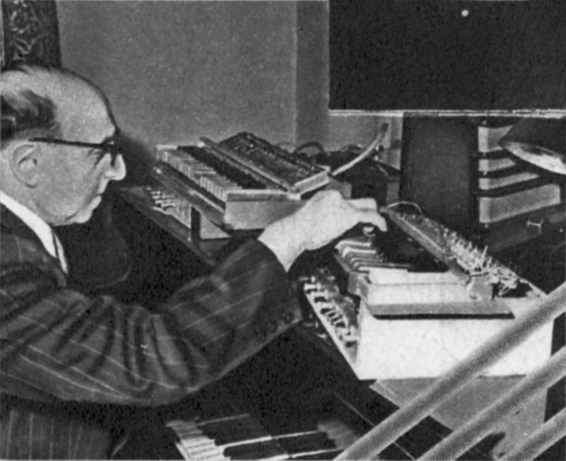 Шесть миниатюрных электроинструментов весом около 6 кг каждый сконструировал композитор Илья Григорьевич Ильсаров. Они обладают красивым певучим звучанием, напоминающим человеческий голос. Два из них свободно разместились на крышке рояля. Конструкция этих инструментов позволяет на маленькой клавиатуре перекрывать 5 октав музыкальной шкалы