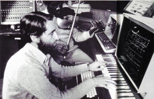 Композитор Барри Перко (на переднем плане), директор Экспериментальной музыкальной студии в Массачусетском технологическом институте, и Маркус Томпсон, преподаватель музыкального Факультета, исполняют композицию «Синапс» для альта и компьютера.
